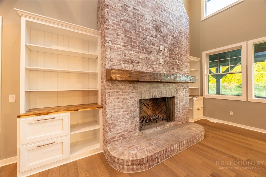 Image number 10 for the current listing