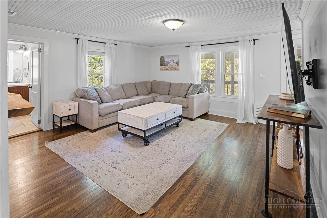 Image number 5 for the current listing