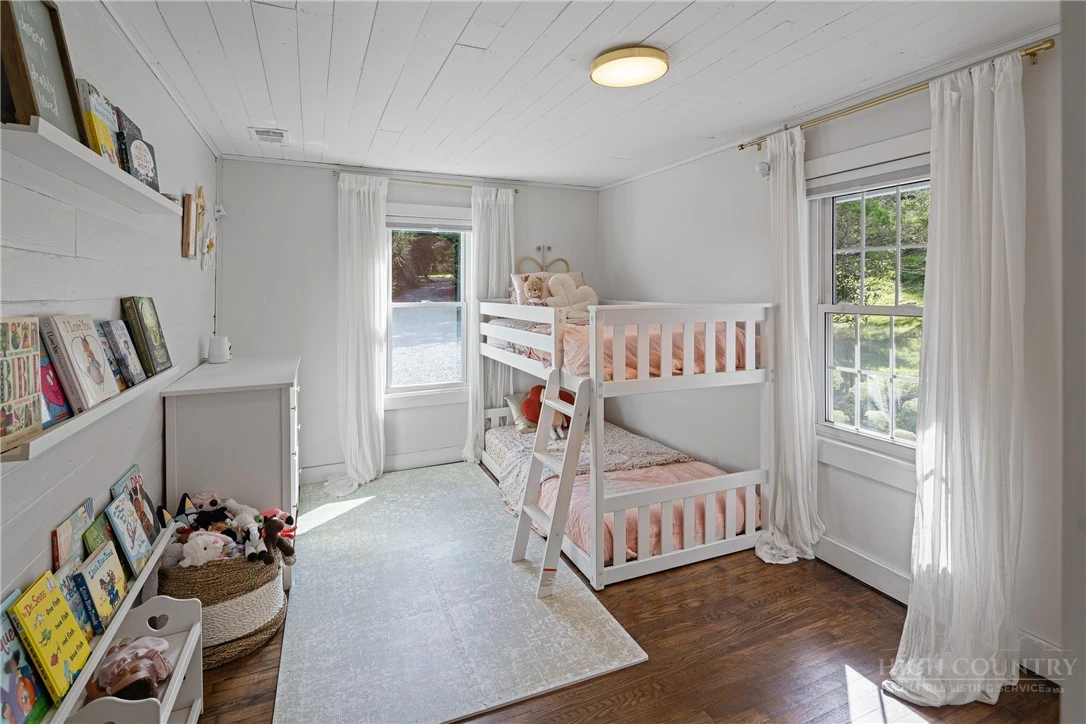 Image number 19 for the current listing