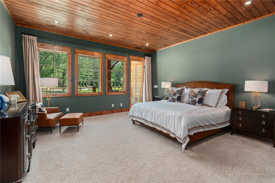 Image number 19 for the current listing