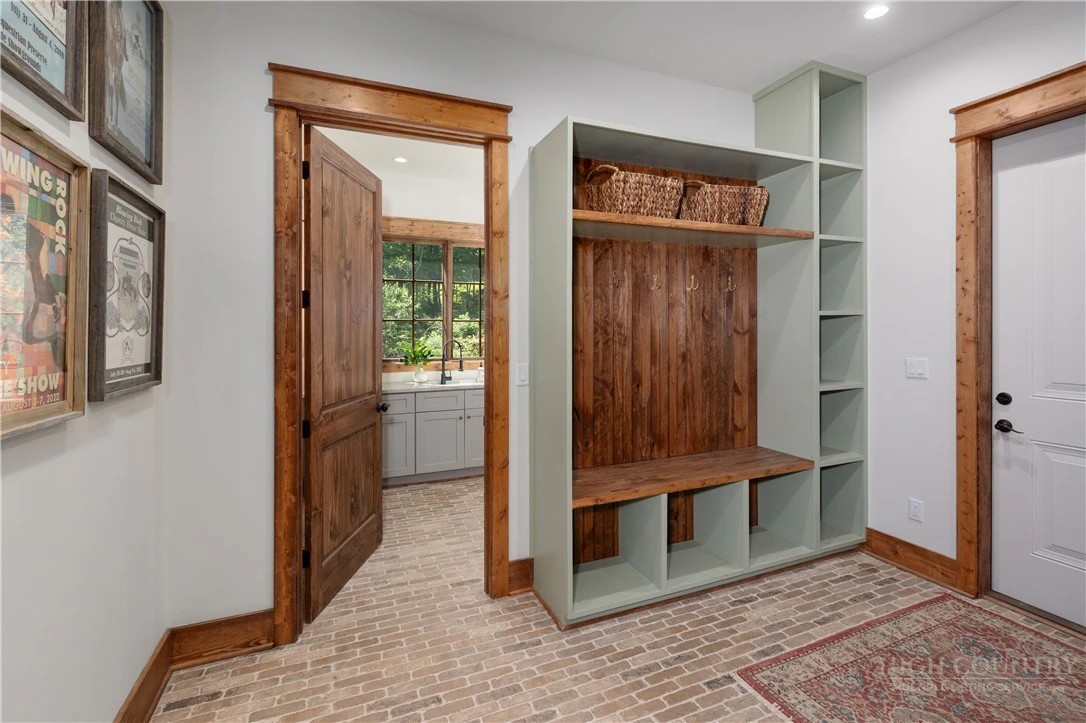 Image number 18 for the current listing