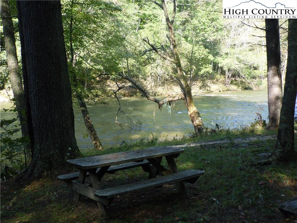 Image number 19 for the current listing