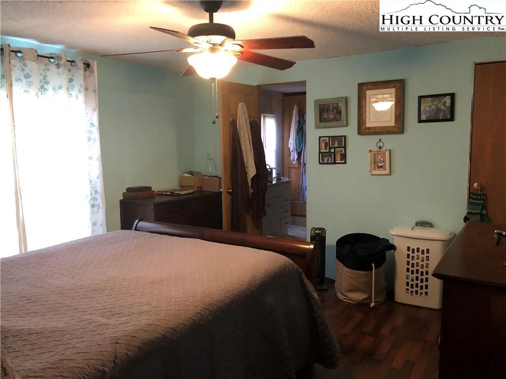 Image number 14 for the current listing