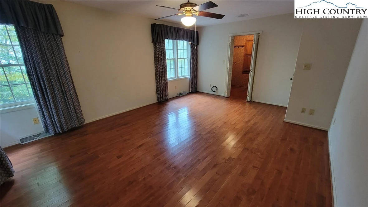 Image number 13 for the current listing