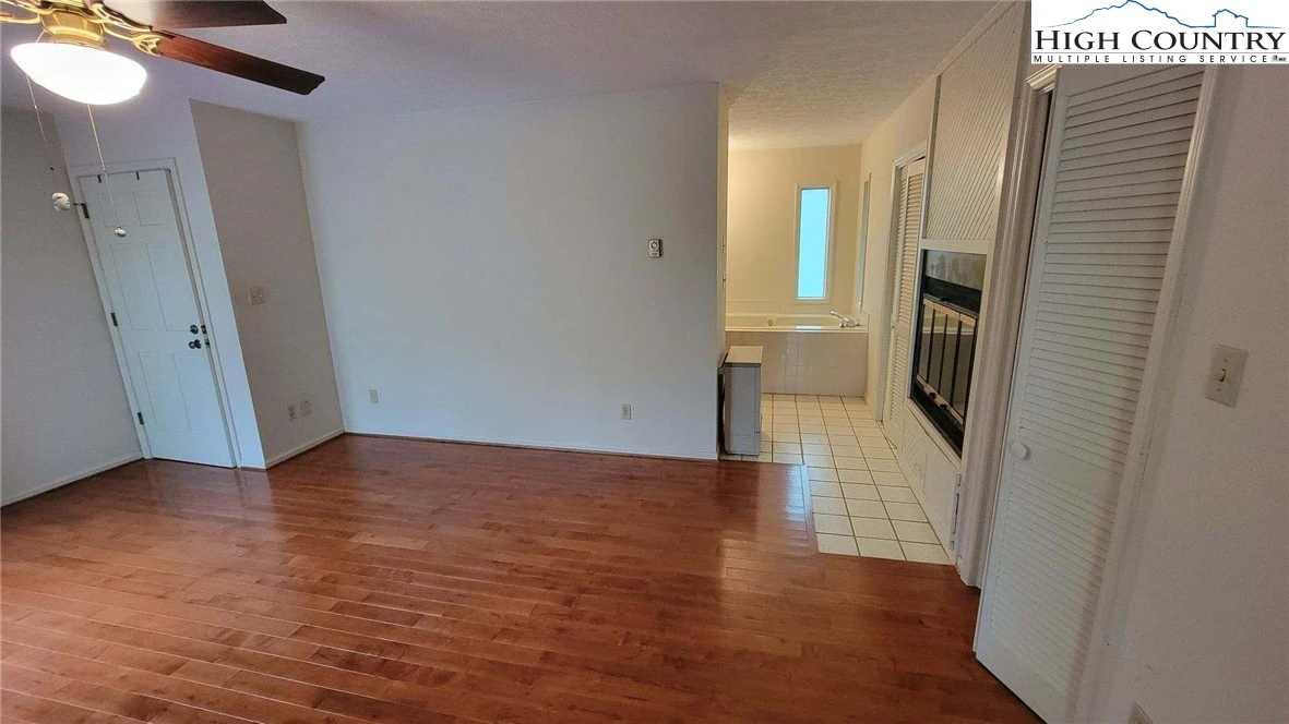 Image number 12 for the current listing