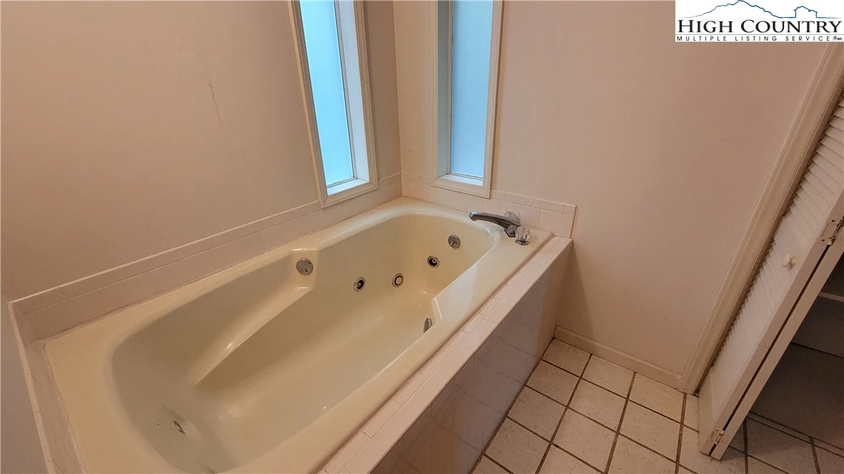 Image number 9 for the current listing