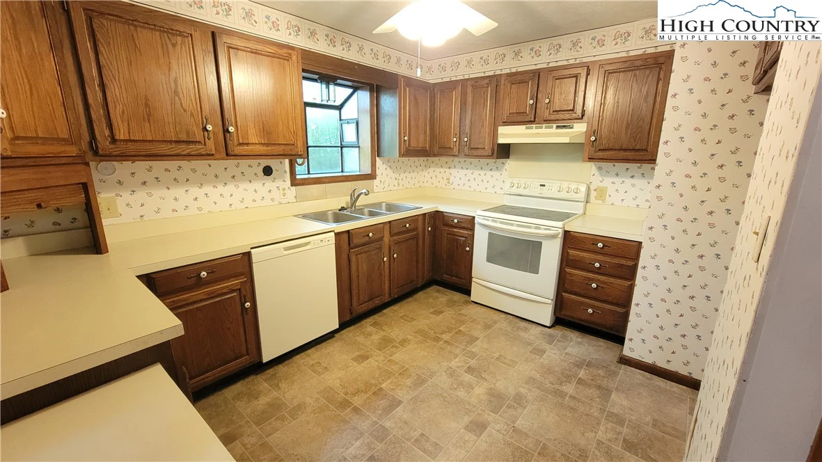 Image number 17 for the current listing