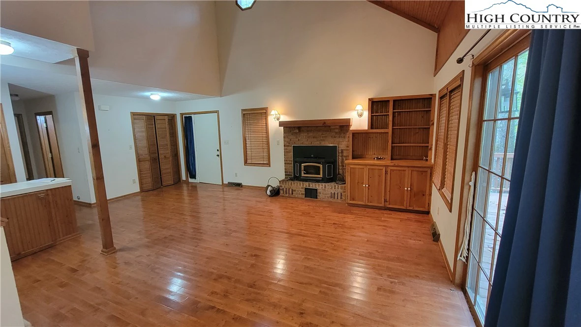 Image number 21 for the current listing