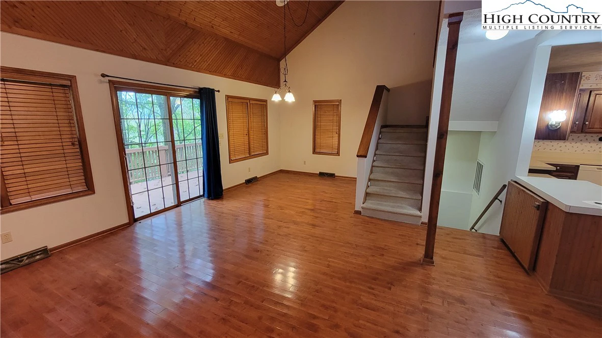 Image number 18 for the current listing