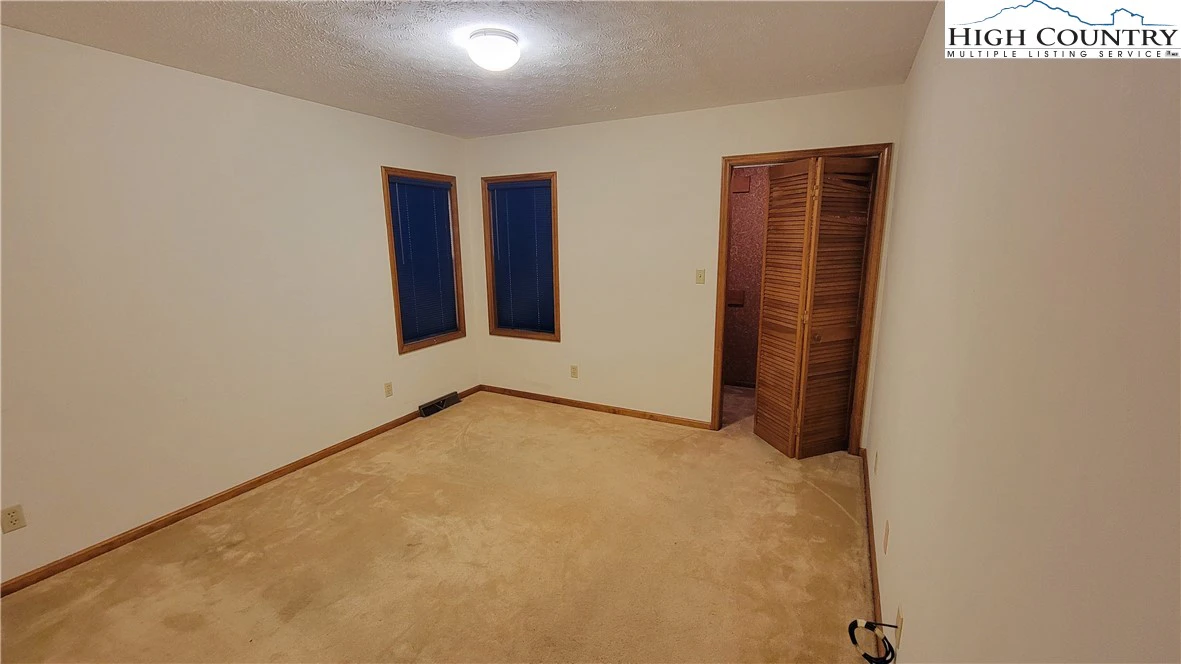 Image number 16 for the current listing