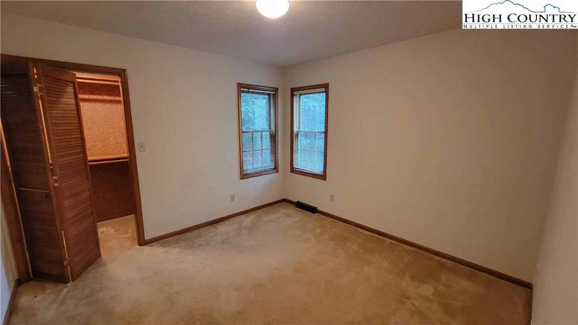 Image number 14 for the current listing