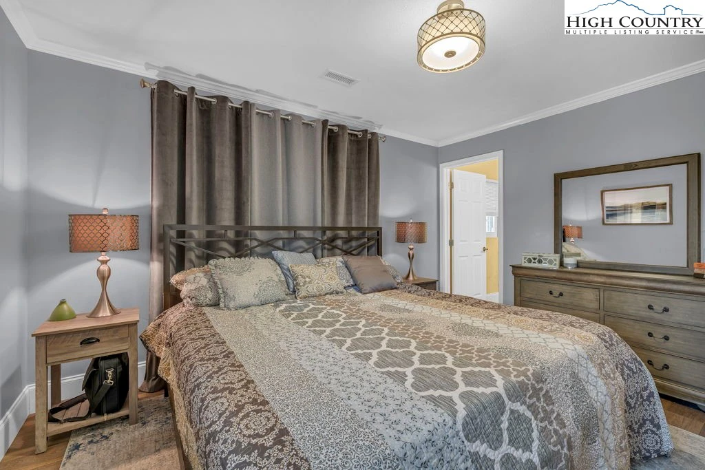 Image number 2 for the current listing