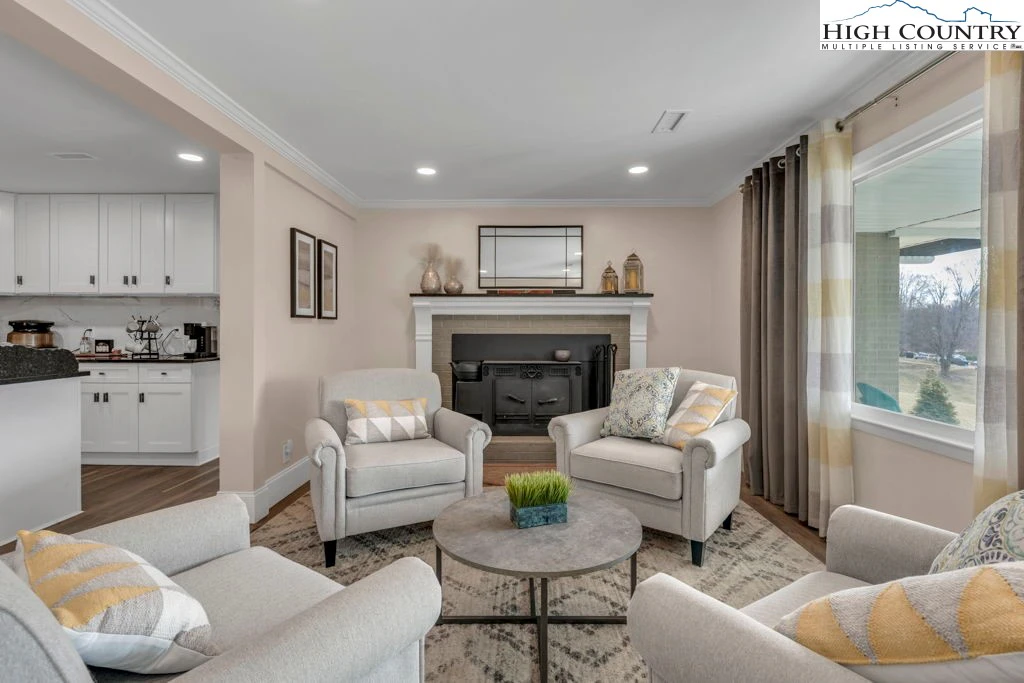 Image number 3 for the current listing