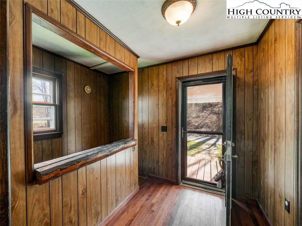 Image number 11 for the current listing