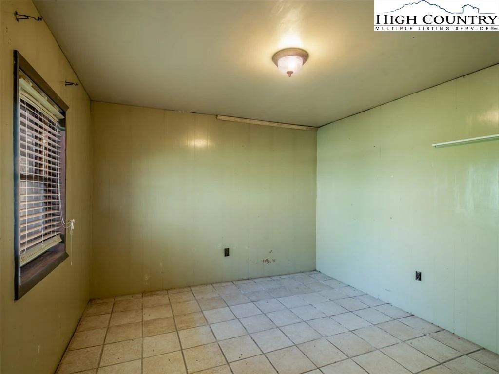 Image number 7 for the current listing