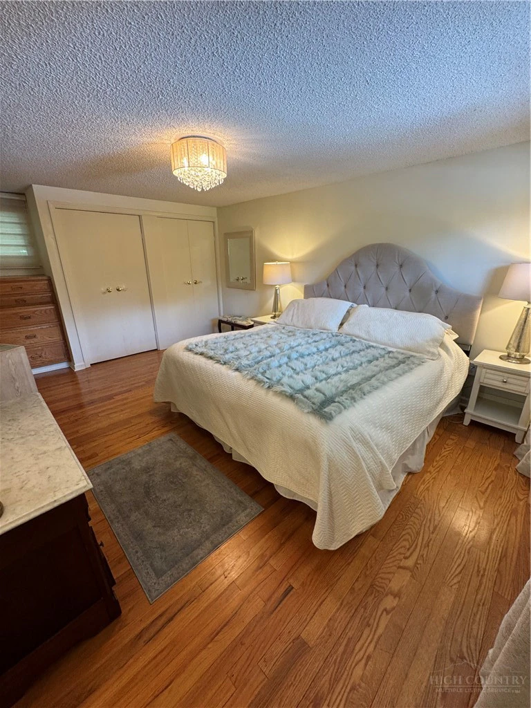Image number 4 for the current listing