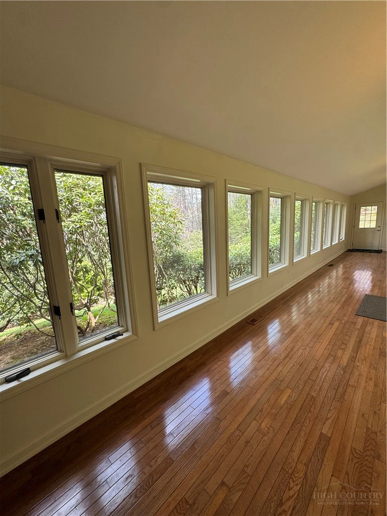 Image number 9 for the current listing