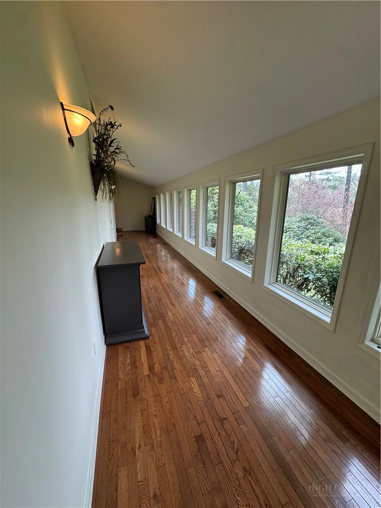 Image number 10 for the current listing