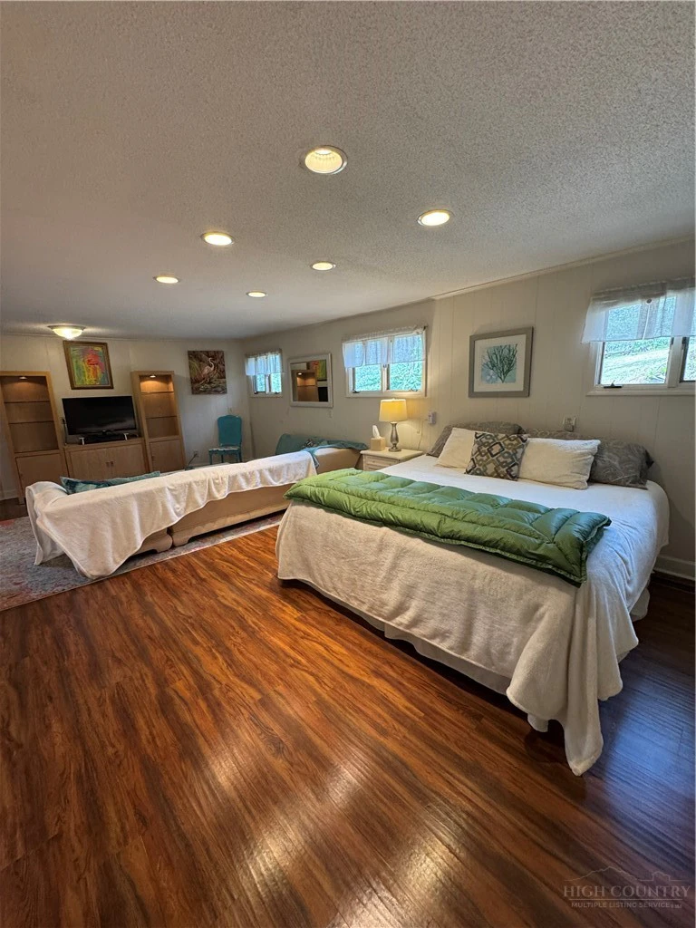 Image number 12 for the current listing