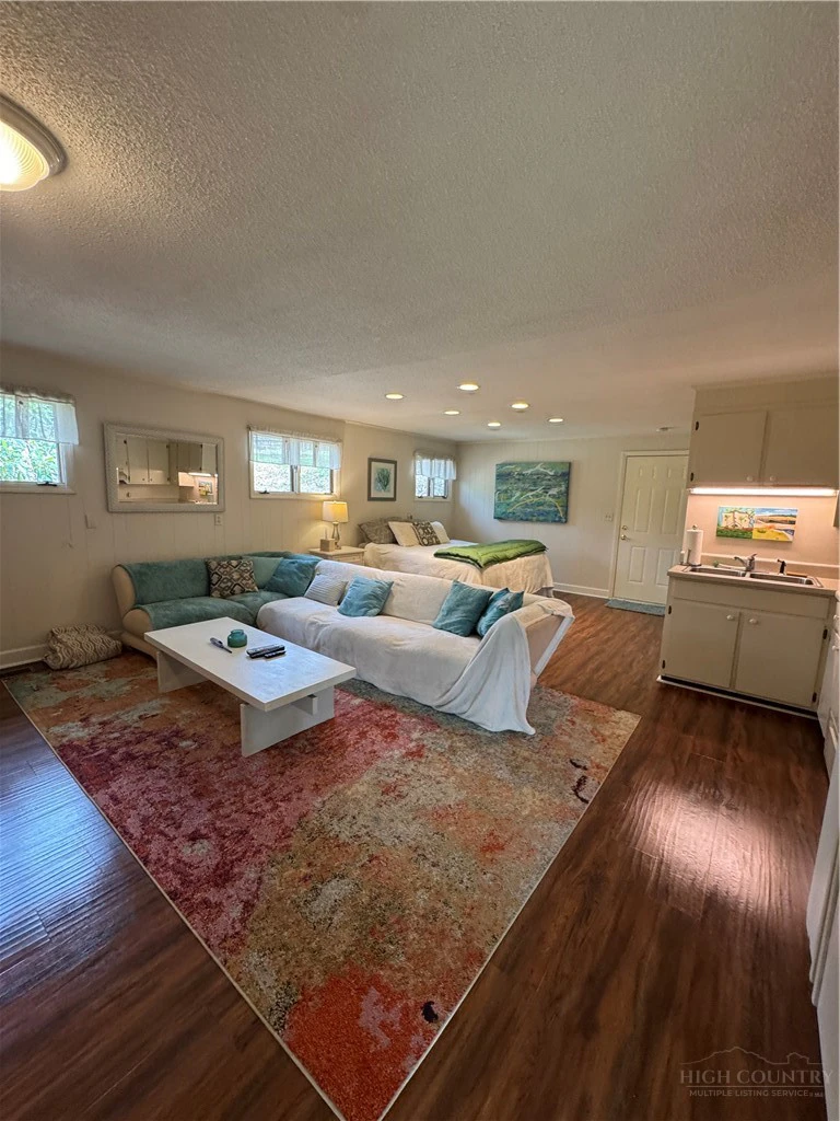 Image number 15 for the current listing