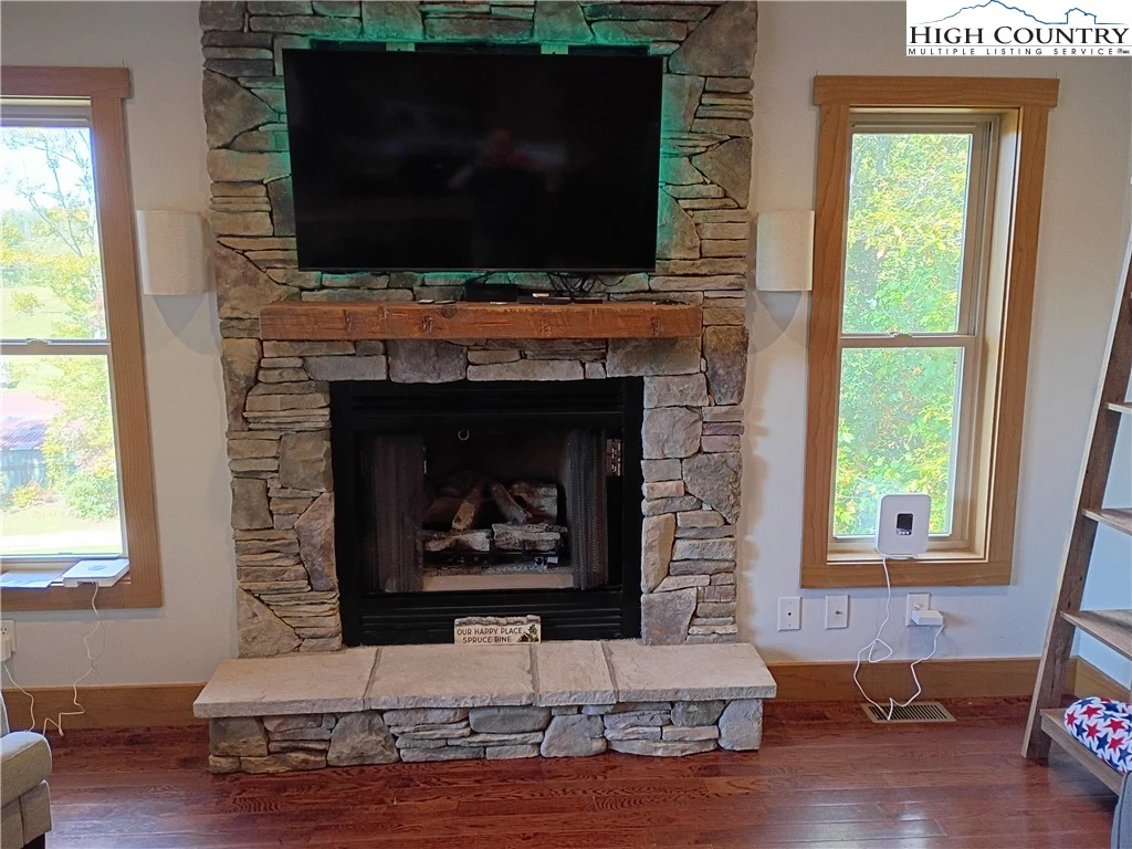 Image number 1 for the current listing