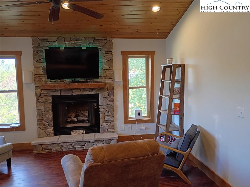 Image number 2 for the current listing