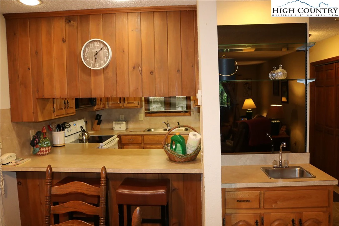 Image number 17 for the current listing