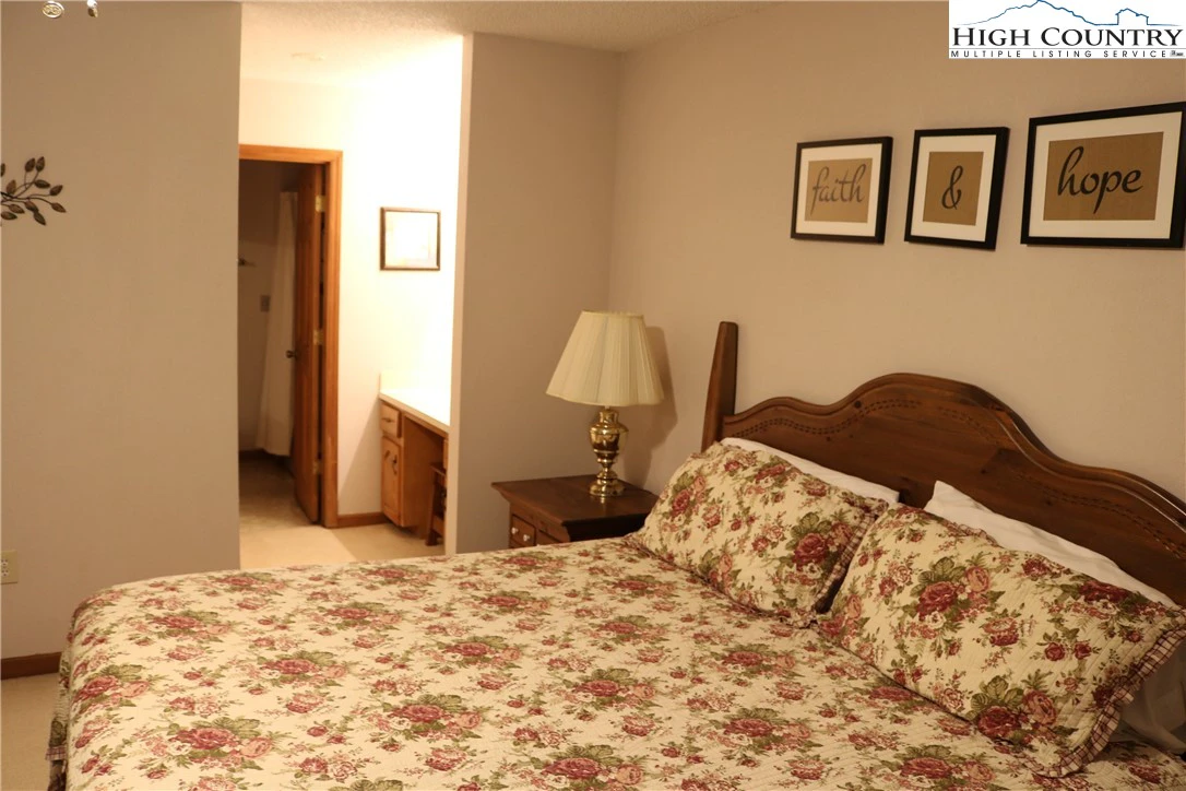 Image number 2 for the current listing