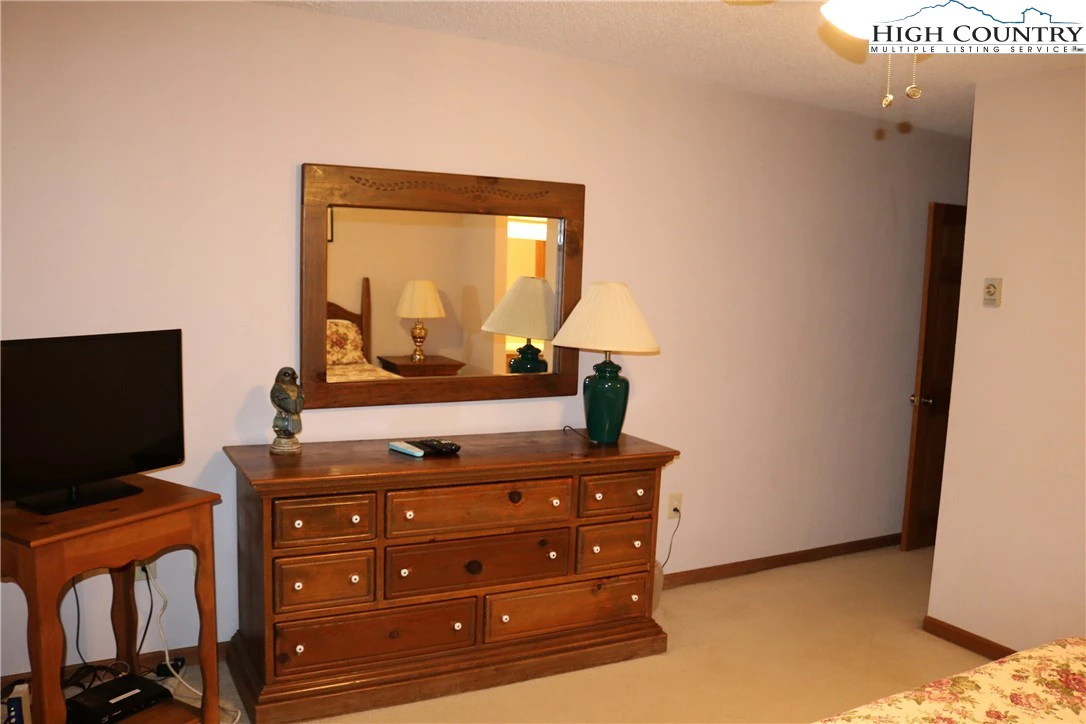 Image number 16 for the current listing