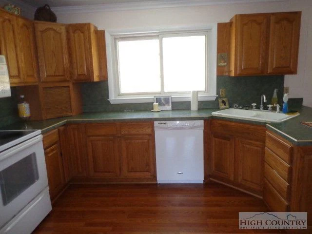 Image number 15 for the current listing