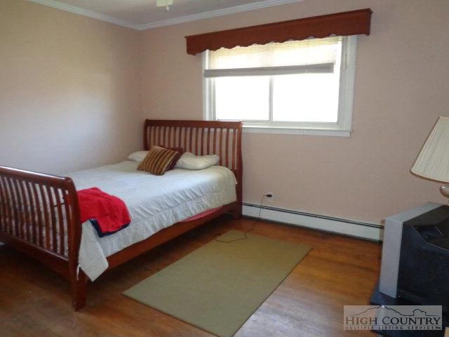 Image number 4 for the current listing