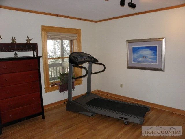Image number 2 for the current listing