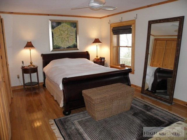 Image number 19 for the current listing