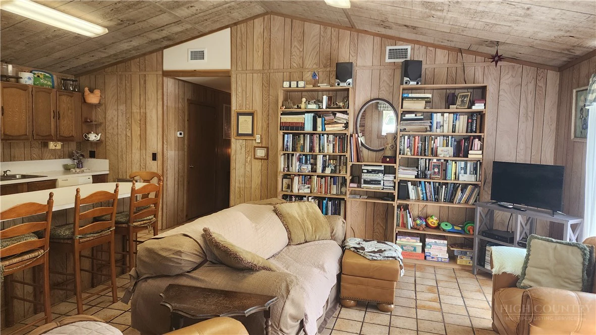 Image number 19 for the current listing
