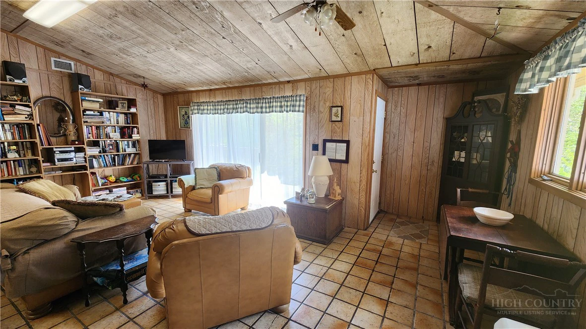Image number 17 for the current listing