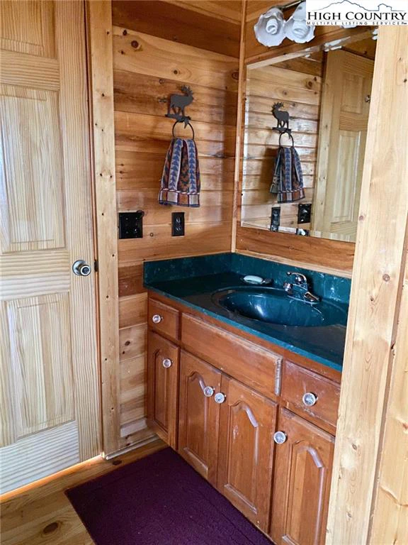 Image number 2 for the current listing