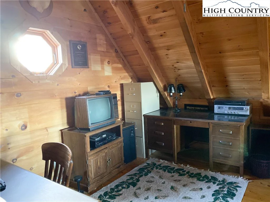 Image number 11 for the current listing