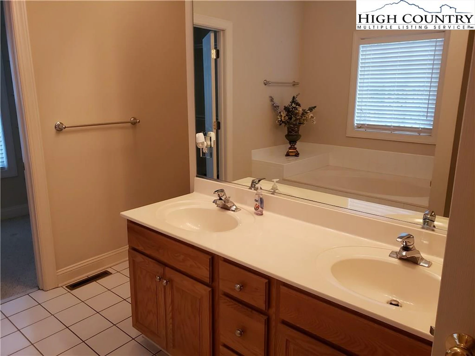 Image number 2 for the current listing