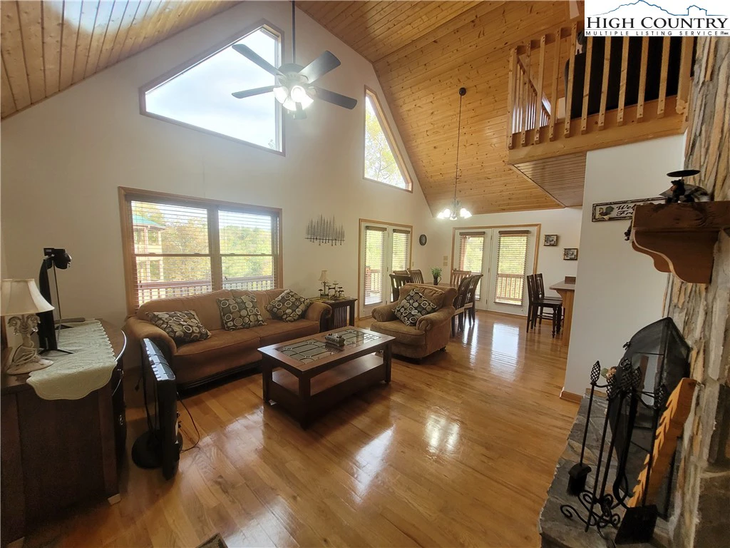 Image number 12 for the current listing