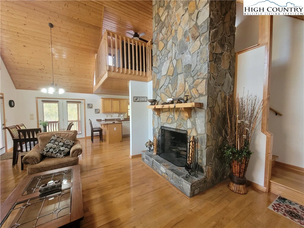 Image number 4 for the current listing