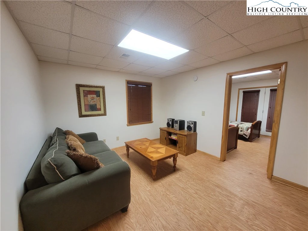Image number 11 for the current listing