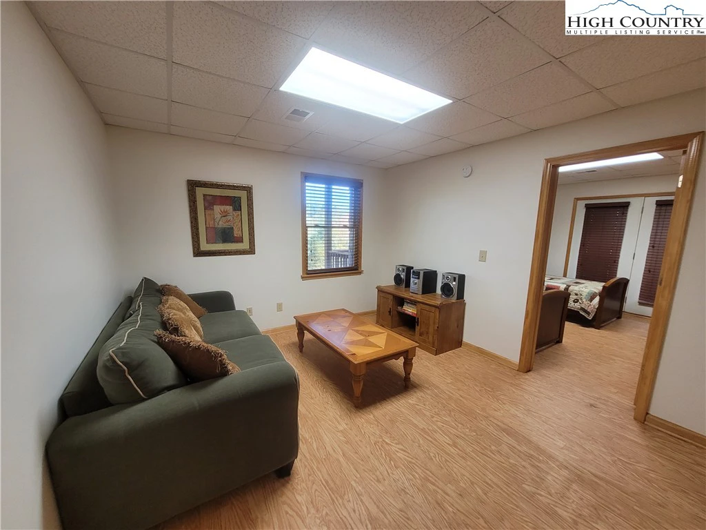 Image number 2 for the current listing