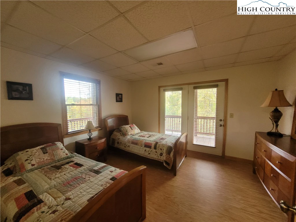 Image number 13 for the current listing