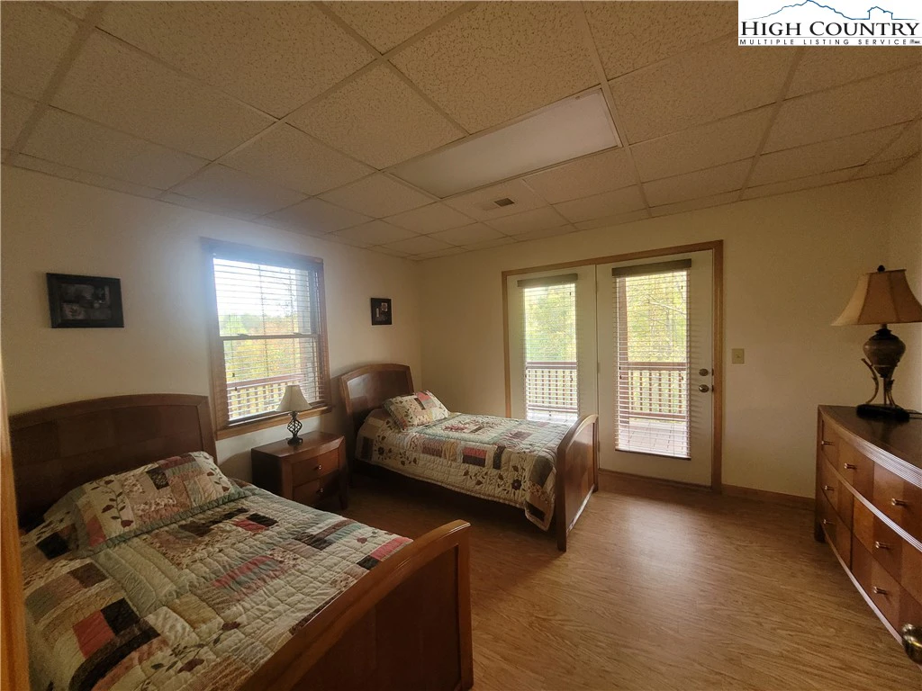Image number 14 for the current listing