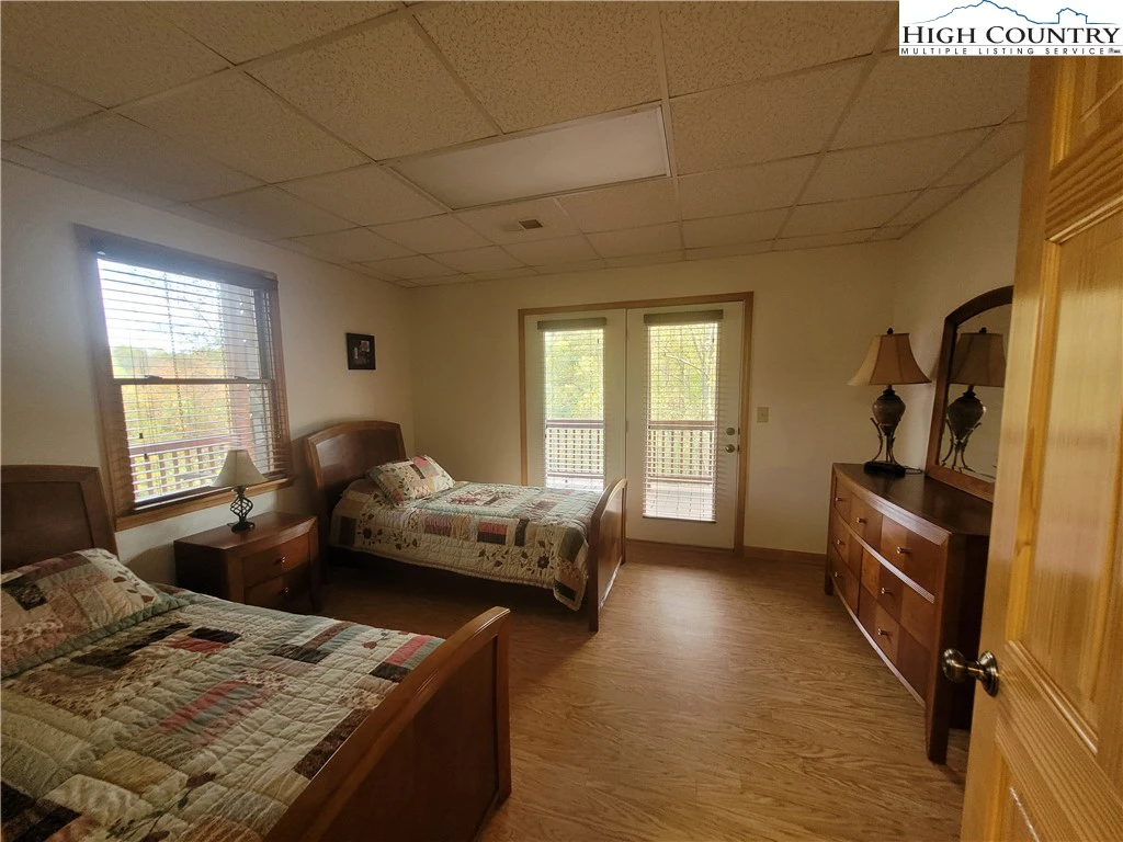 Image number 15 for the current listing