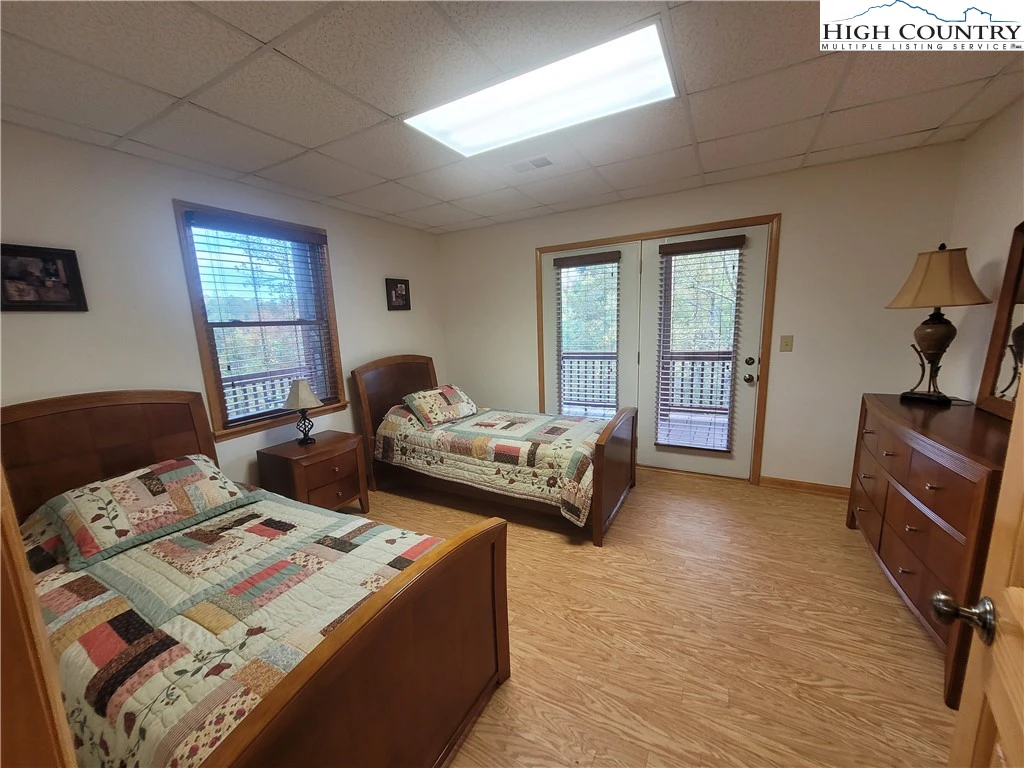 Image number 16 for the current listing