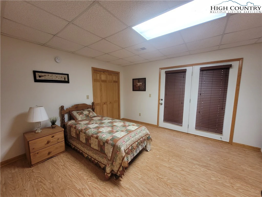 Image number 18 for the current listing