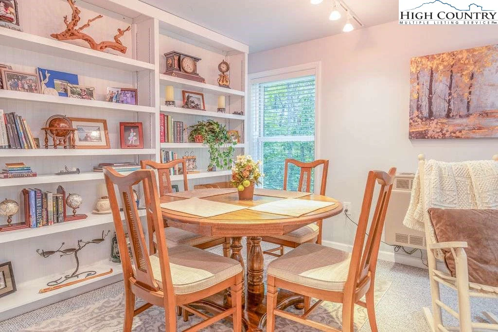Image number 3 for the current listing