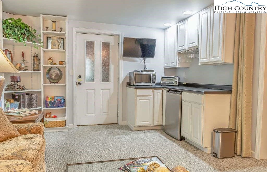 Image number 4 for the current listing