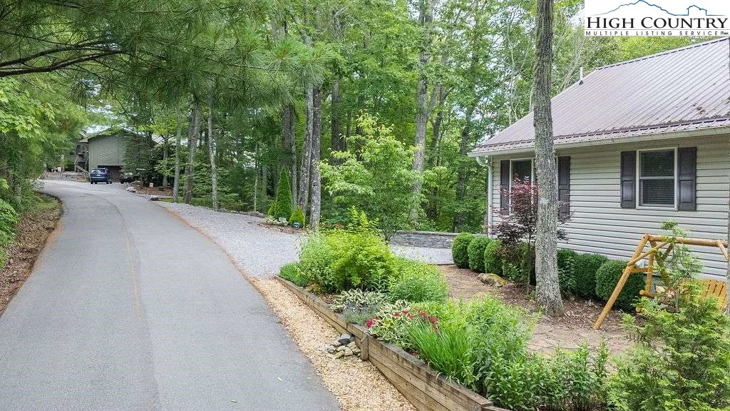 Image number 16 for the current listing